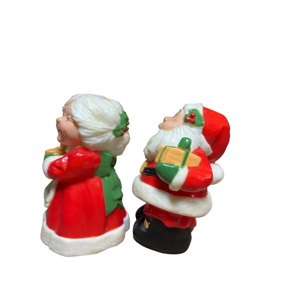 Hallmark Santa & Mrs. Claus Plastic Salt & Pepper Shakers Christmas Decor Vintag